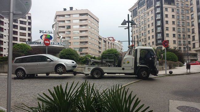 La grúa municipal de Vigo, a la caza de coches bien aparcados (Trampas para los vigueses, mientras el alcalde se ríe)