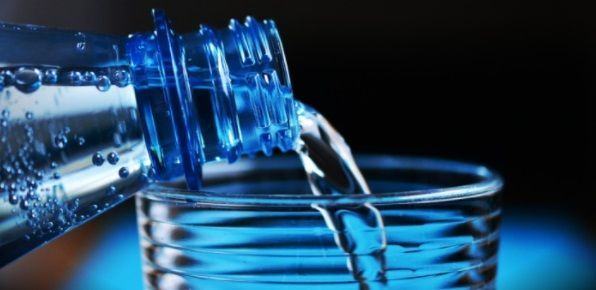 Beber agua forma parte de la solución a muchos problemas de salud