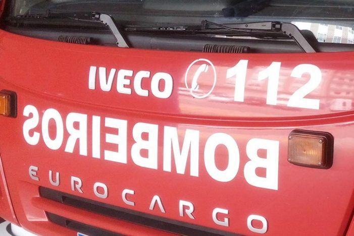 Arde un televisor e un moble no interior dunha casa habitada de Cerdedo-Cotobade