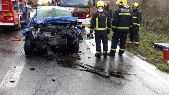 Unha persoa faleceu e outras sete resultaron feridas debido a unha colisión entre dous coches en Covelo