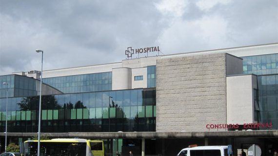 Alertan que a área sanitaria afronta a terceira vaga con gromos nos tres hospitais