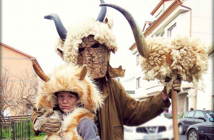 O “vello dos cornos” e outras figuras que acompañan os xenerais en Vila de Cruces