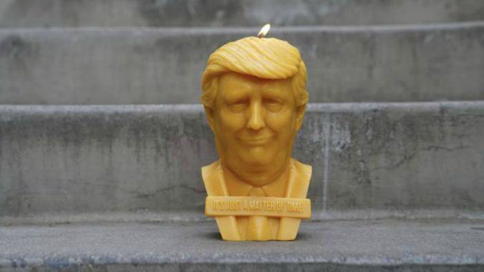 Unha vela da cabeza de Trump acéndese para unha causa moi nobre