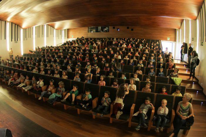 Cine miúdo no teatro Afundación, unha actividade do Primavera do Cine en Vigo que achega a música e a sétima arte ós máis pequenos