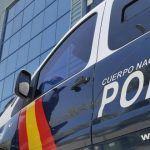 La Policía Nacional detiene a una joven que golpeó y mordió a un varón para intentar hacerse con su cartera, imputándole por ello un delito de Robo con violencia