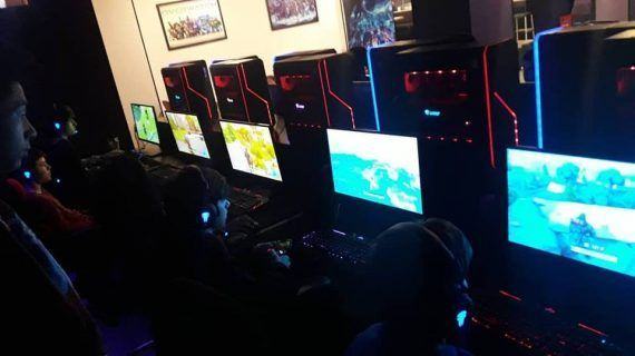Jugadores de Fortnite ganan dinero en un bar gaming de Vigo