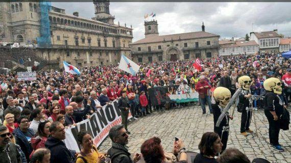 Milleiros de persoas asolagan Compostela para manifestar a súa oposición á mina de Touro-O Pino
