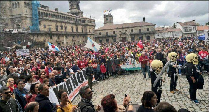 Milleiros de persoas asolagan Compostela para manifestar a súa oposición á mina de Touro-O Pino