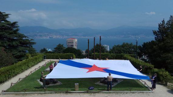 Despregan unha bandeira galega xigante en Vigo para reivindicar a soberanía para Galiza