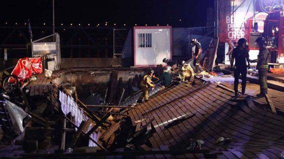 Más de 300 heridos leves y cinco graves al derrumbarse parte del muelle de As Avenidas en O Marisquiño