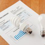 OCU denuncia que la bajada del precio de la luz no se va a trasladar a los usuarios con tarifa fija