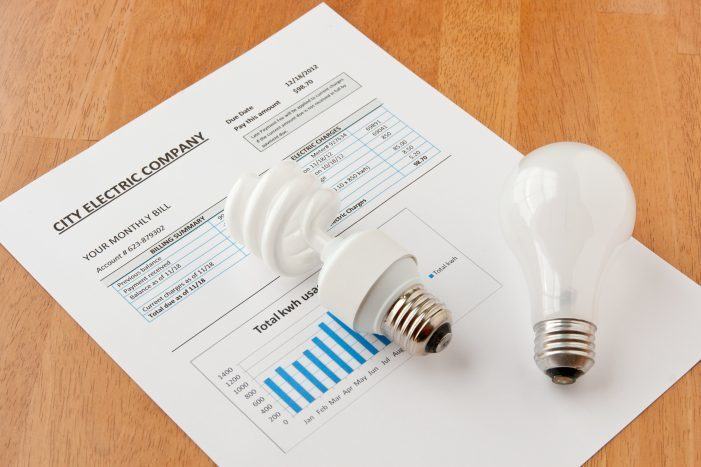 OCU denuncia que la bajada del precio de la luz no se va a trasladar a los usuarios con tarifa fija