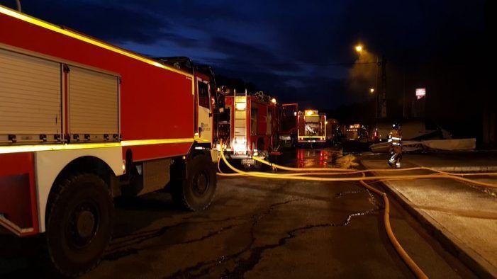 Apagado o lume que calcinou unha nave industrial en San Cibrao