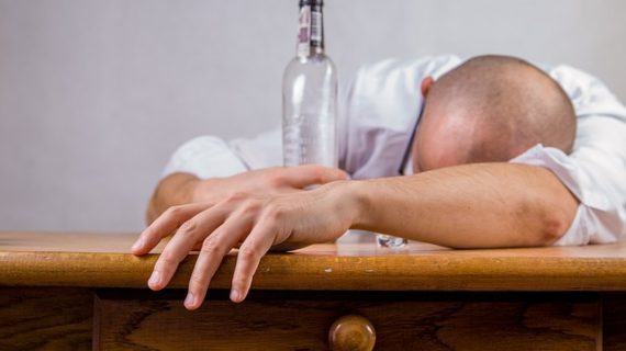 Cómo ayudar a una persona adicta al alcohol