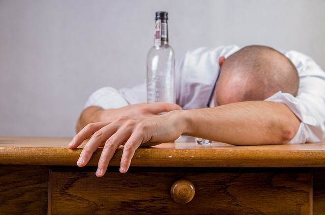 Cómo ayudar a una persona adicta al alcohol