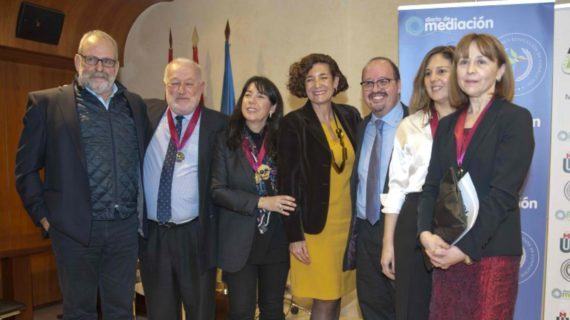 O traballo a prol da mediación de Francisca Fariña é recoñecido cunha medalla ao mérito profesional