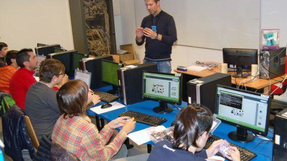 A Hora do Código volve ao campus de Ourense para introducir a rapazas e rapaces no mundo da programación
