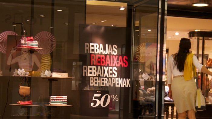 Consumo recuerda que los comercios en rebajas deben abaratar al menos la mitad de sus productos y mostrar ambos precios