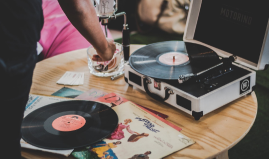 El tocadiscos, la opción perfecta para escuchar la mejor música