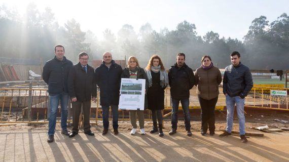 O deputado Carlos Font visita en Mondariz as obras de mellora no campo municipal da Lagoa, “fundamentais para mellorar a práctica deportiva na vila”