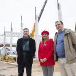 Carmela Silva e Xose Manuel Abraldes comproban os "grandes avances" nas obras da nave do grupo Froiz no polígono de Barro