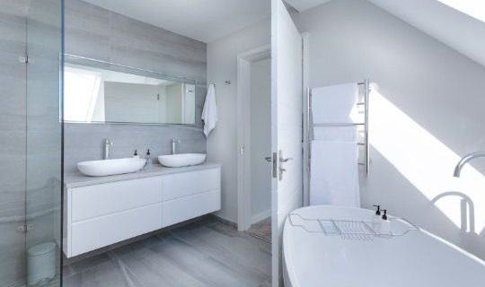 Transformando Espacios: 5 Tendencias de Decoración de Baños que Marcan el 2024