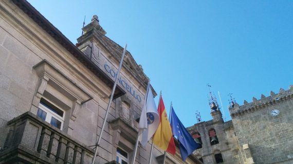 Este sábado imporase a medalla de bronce da cidade a Gerardo Calvo Moreno, xefe da Compañía da Garda Civil de Tui