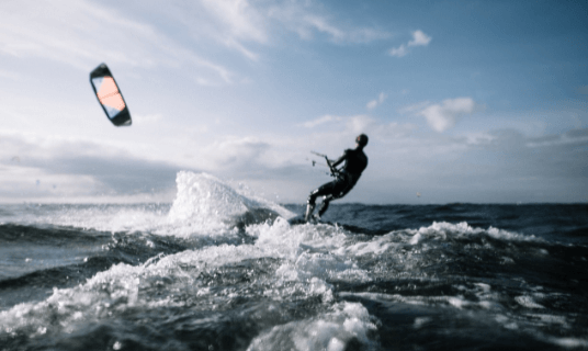 ¿Amas el kitesurf? Te gustará saber que no es solo un deporte, te brinda múltiples ventajas