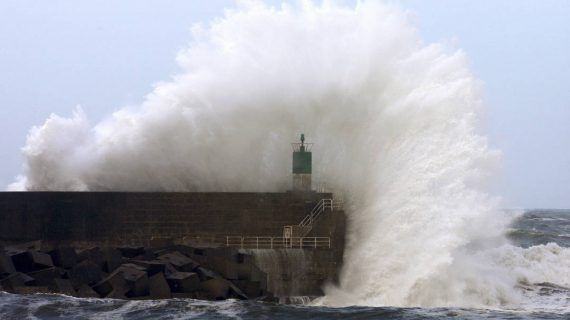 A Xunta activa a alerta laranxa por vento en toda Galicia e por temporal costeiro no litoral galego