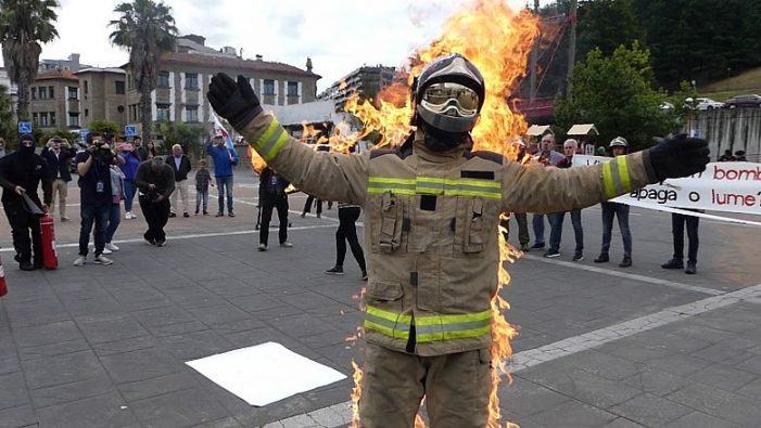 Un bombeiro vigués préndese lume para denunciar inseguridade por escaseza de persoal