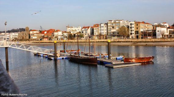 Unos jóvenes rescatan a un hombre que cayó al mar en el paseo de Bouzas