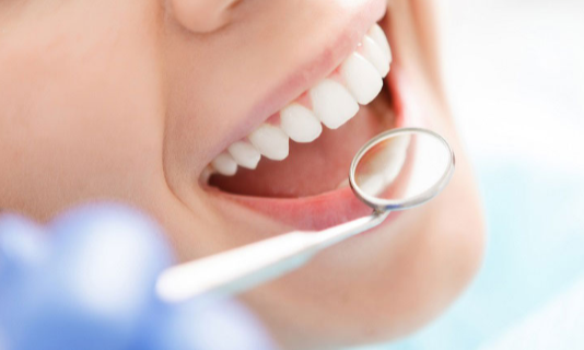 Cuida tu salud bucodental sin perder de vista la estética