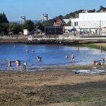 O furtivismo de bañador faise coa praia Arealonga de Chapela a pesar de estar contaminada