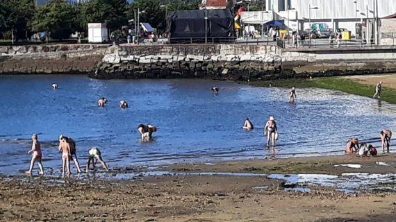 O furtivismo de bañador faise coa praia Arealonga de Chapela a pesar de estar contaminada