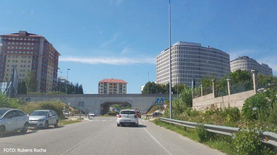 Un motorista resulta ferido despois de precipitarse desde unha ponte en Vigo