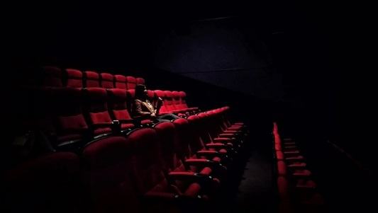 Disfruta de las mejores críticas y los mejores estrenos de cine con PelisPlus
