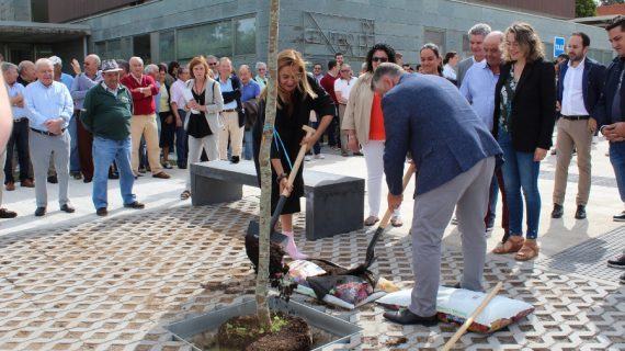 Silleda énchese de música na inauguración da mellora do entorno do centro de saúde e do centro social de maiores, enmarcada no plan Deporemse da Deputación