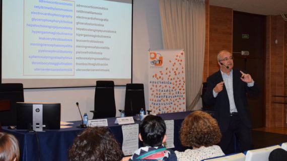 Fernando Navarro presenta no campus a plataforma especializada en tradución médica Cosnautas