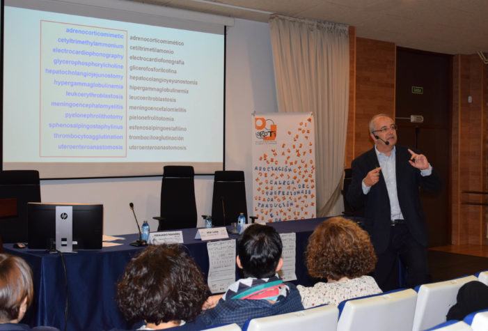 Fernando Navarro presenta no campus a plataforma especializada en tradución médica Cosnautas