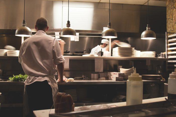 ¿Cuál es el equipamiento básico en la cocina de un restaurante?