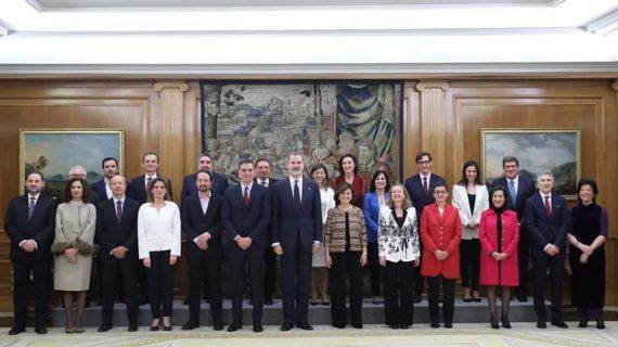 Pedro Sánchez asiste a la promesa de los miembros del Ejecutivo ante el Rey