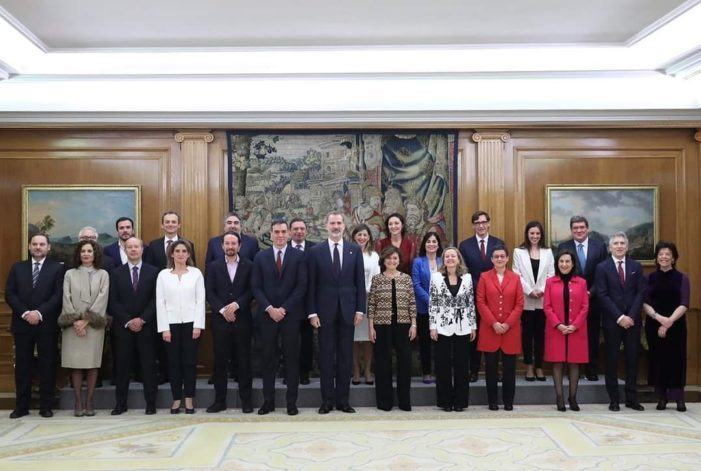 Pedro Sánchez asiste a la promesa de los miembros del Ejecutivo ante el Rey