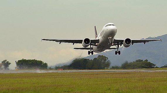 La aviación, el motor de un modelo insostenible de turismo