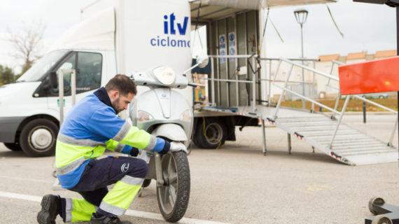 Unidade Móbil de inspección técnica de ciclomotores na Guarda en febreiro
