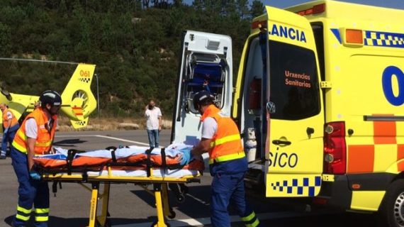 Dúas persoas feridas, unha delas evacuada en helicóptero, nunha colisión entre unha moto e un coche en Mondariz