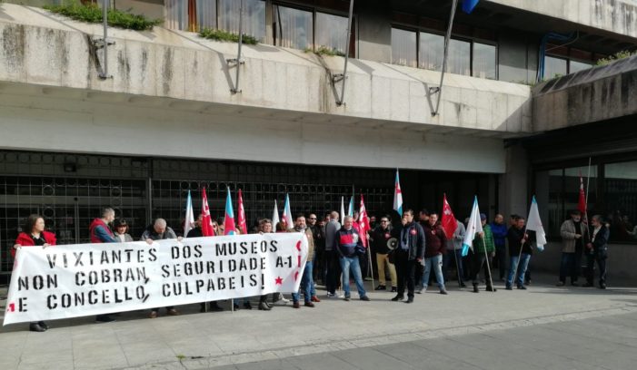 Vixilantes dos museos de Vigo reclaman o pago das débedas cunha protesta diante do Concello