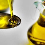 FACUA detecta diferenzas de ata un 100% no prezo da garrafa de aceite de oliva virxe extra