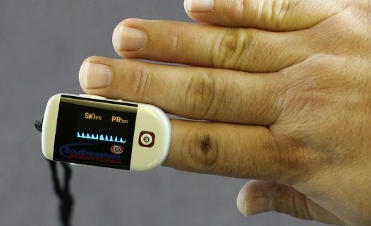Descubre las ventajas de tener un oxímetro de dedo en casa y cómo usarlo