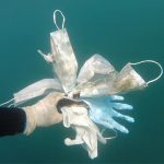 Greenpeace denuncia que las mascarillas y guantes estan acabando en los océanos