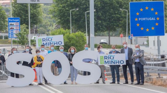 Os concellos do Miño lanzan un S.O.S. simbólico desde a Ponte da Amizade para abrir máis pasos na fronteira que faciliten a mobilidade das e dos traballadores
